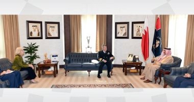 صورة.. وزير الداخلية البحريني يلتقي بقائد الأسطول الأمريكي الخامس