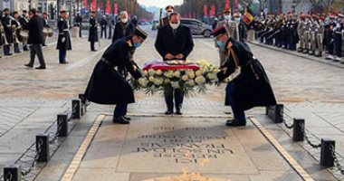 الرئيس السيسى يضع إكليلا من الزهور على قبر الجندى المجهول في باريس