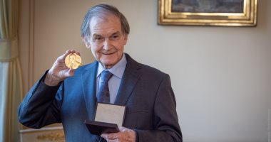 عالم الفيزياء البريطانى روجر بنروز يتسلم جائزة نوبل فى سفارة السويد بلندن