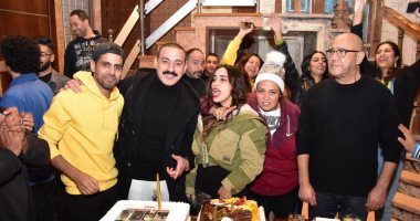 أشرف عبد الباقي ونجوم "اللوكاندة" يحتفلون بعيد ميلاد دياب 