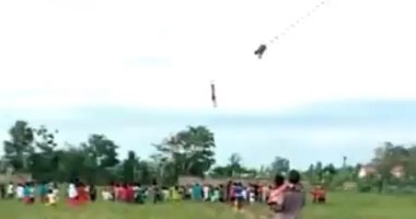 طائرة ورقية ترفع صبيا 9 أمتار وتلقيه على الأرض بإندونيسيا.. فيديو وصور