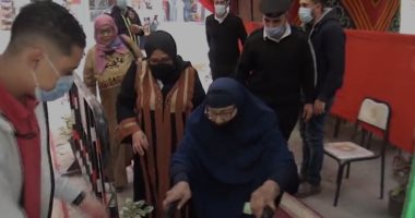 توافد المواطنين على لجنة حافظ إبراهيم في حلوان بإعادة انتخابات النواب..فيديو