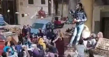 فيديو عن شاب ضبطته الشرطة بعد إلقائه أموالا على المواطنين فى أوسيم