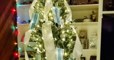 كمامات ومناديل ورقية.. زينة أشجار كريسماس 2020 بطعم جائحة كورونا.. صور