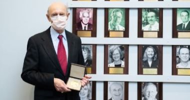 كورونا يمنع الفائزين بـ"نوبل" من استلام الجوائز..آخرهم العالم الأمريكى تشارلز رايس