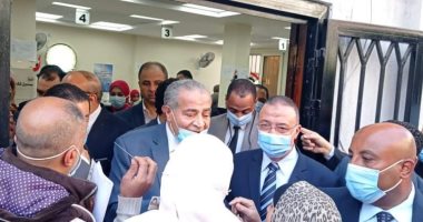 وزير التموين يستمع لشكاوى المواطنين بمركز الخدمات التموينية فى الإسكندرية
