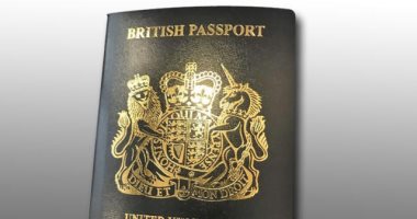 بريطانيا تصدر جوازاً جديداً للسفر باللون الأسود