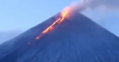 لحظة ثوران بركان جزيرة كامتشاتكا الروسية وخروج النار من وسط الجليد.. فيديو
