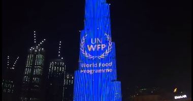 برج خليفة يتزين بشعار برنامج الأغذية العالمى بعد تسلمه جائزة نوبل.. فيديو