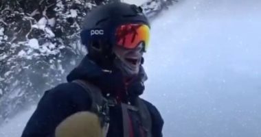 شاب أمريكى يتزلج على المنحدرات الثلجية الخطيرة بحركات احترافية عالية.. فيديو