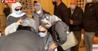 انهيار زوجة الكاتب نبيل فاروق بعد وصول جثمانه لأداء صلاة الجنازة
