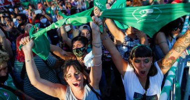 صور.. مظاهرات نسائية حاشدة بمحيط برلمان الأرجنتين من أجل تشريع الإجهاض  
