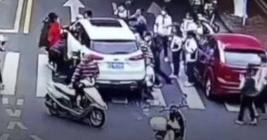 إنقاذ طالبة دهستها سيارة وتوقفت فوق جسدها دقيقة ونصف بالصين.. فيديو