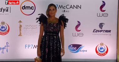 أمينة خليل تتعثر بفستانها في ختام مهرجان القاهرة: ثانية عشان اتزنقت