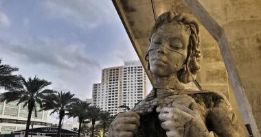 100 منحوتة عالمية.. تمثال "امرأة تفتح صدرها" لـ يمر الناس 