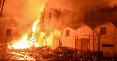 صور وفيديو.. حريق مخزن ميناء الإسكندرية و16 سيارة إطفاء تحاول السيطرة عليه