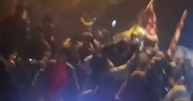 أهالى العصارة فى سوهاج يشيعون جنازة متوفى بالطبل وجريد النخيل والأعلام..فيديو