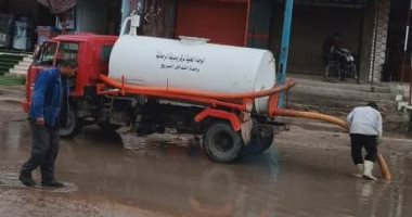 انتشار معدات شفط مياه الأمطار بشوارع البحيرة بعد تعرض المحافظة لطقس سيئ