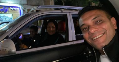 آسر ياسين يخوض مغامرة لالتقاط صورة مع سيدة سائقة تاكسى: ست مصرية أصيلة