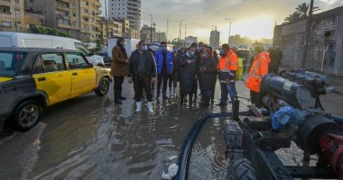محافظ الإسكندرية يتابع تصريف مياه الأمطار فى عزبة الشامى.. صور