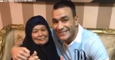 عصام الحضرى بفيديو مع والدته: لو كان العالم بكفة وأمى فى كفة لاخترت أمى