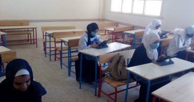 طلاب الصف الأول الثانوى يؤدون الامتحان التجريبى بمدارس المنيا