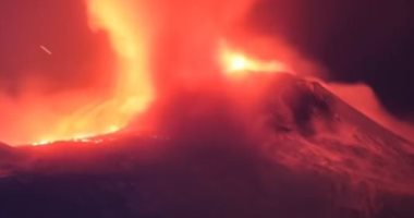 لقطات تظهر ثوران بركان "إتنا" فى جزيرة صقلية وخروج الحمم البركانية.. فيديو