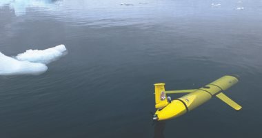 خبراء يستعينون بروبوتات تحت الماء لفحص جبل جليدى ضخم فى مسار تصادم