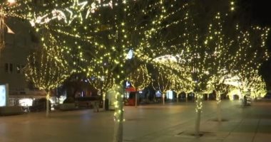 سكان كوسوفو يزينون الشوارع بإضاءة شجر عيد الميلاد رغم إغلاق كورونا.. صور
