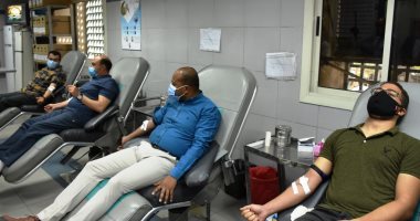 محافظ أسوان والقيادات التنفيذية يتبرعون بالدم ضمن مبادرة "إنقاذ مريض".. فيديو وصور