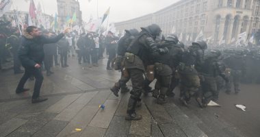 إصابة العشرات من الشرطة الأوكرانية فى اشتباكات مع محتجين على العزل العام