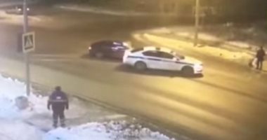 سيارة شرطة تنقذ مارة من الدهس بأعجوبة خلال عبور الطريق في روسيا.. فيديو