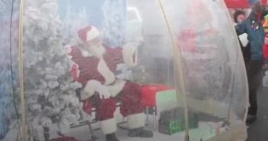 بابا نويل داخل خيام شفافة فى شوارع أمريكا للاحتفال بعيد الميلاد.. فيديو