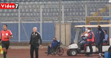 باتشيكو يطمئن على لاعب المقاصة بعد تعرضه لإصابة خطيرة أمام الزمالك.. فيديو