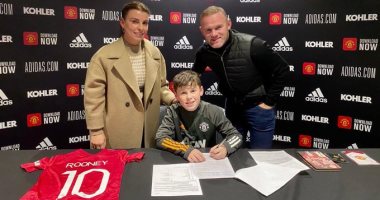 واين رونى يحتفل بتوقيع ابنه "كاى" لمانشستر يونايتد 
