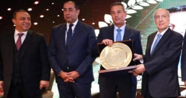 اتحاد المصارف العربية يكرم رئيس اتحاد بنوك مصر بمناسبة نيله جائزة فخر العرب