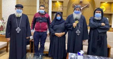 أسقف إيبارشية المنيا يلتقى "سيدة الكرم" بعد حكم براءة المتهمين.. صور