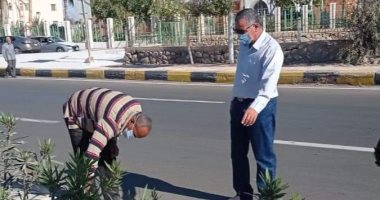 رئيس مدينة طور سيناء يتابع أعمال الدهانات بشارع أحمد حمدى.. صور