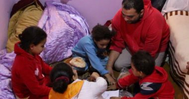 محمود أب وأم لـ5 أطفال بعدما هجرته زوجته بسبب فقد البصر (فيديو)