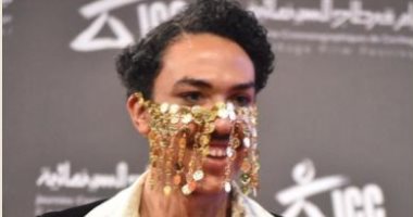 ممثل تونسي يثير الجدل بارتدائه "برقع" وحقيبة نسائية في افتتاح مهرجان قرطاج.. فيديو