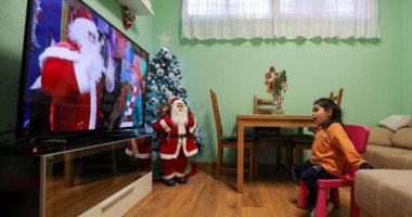 فيروس كورونا يجبر بابا نويل للاحتفال بالكريسماس عن بُعد.. ألبوم صور