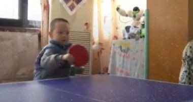 طفل صينى يحترف لعبة تنس الطاولة فى عمر الـ 3 سنوات.. اعرف قصته "فيديو"