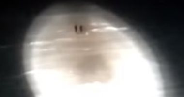 كاسحة جليد روسية تنقذ صيادين علقوا على جبل جليدى فى بحر كارا.. فيديو