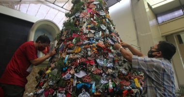 شجرة كريسماس عملاقة تتزين بالكمامات ومعقمات الأيدي فى كنيسة إندونيسية.. صور
