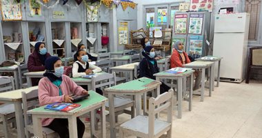 طلاب مدرسة الإمام الحسينى الذكية يستخدمون التابلت والسبورة الذكية.. صور