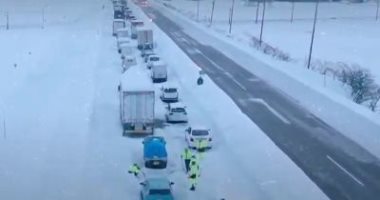 مصرع شخص وتصادم أكثر من 130 سيارة على طريق سريع فى اليابان بسبب الثلوج