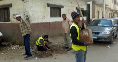 حملات مكثفة للنظافة والتشجير بميادين وشوارع حي شرق أسيوط.. صور