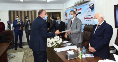 وزير القوى العاملة يسلم 150 شهادة أمان و50 عقد عمل لذوى الاحتياجات ببورسعيد
