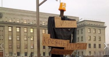 رجال أعمال روس يحتجون بالمشانق اعتراضا على قيود كورونا.. صور