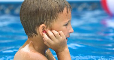 تعرف على  أسباب الإصابة بمرض أذن السباح وأهم الأعراض؟